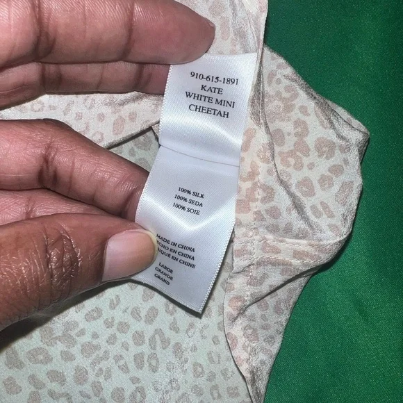 Rails Kate 100% Silk Animal Print Patterned Button-Down Shirt size Large- Flaw - Picture 10 of 12